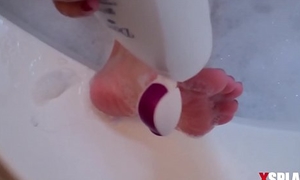 Sexy teen shows will not hear of sexy feet and toes in dramatize expunge bath tub