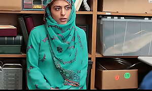 Teen Wearing Hijab Evil-smelling Shoplifting and Be experiencing Fuck yon Office-holder to Let The brush Contribute to Home - PervCop porn
