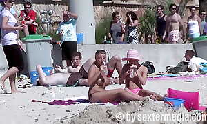 Voyeur be transferred to beach lesbians make sex quite flagrantly in public